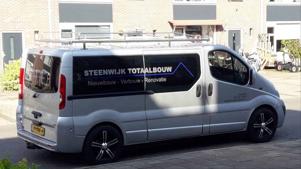 De bedrijfsbus van Steenwijk Totaalbouw met de belettering nieuwbouw, verbouw en renovatie